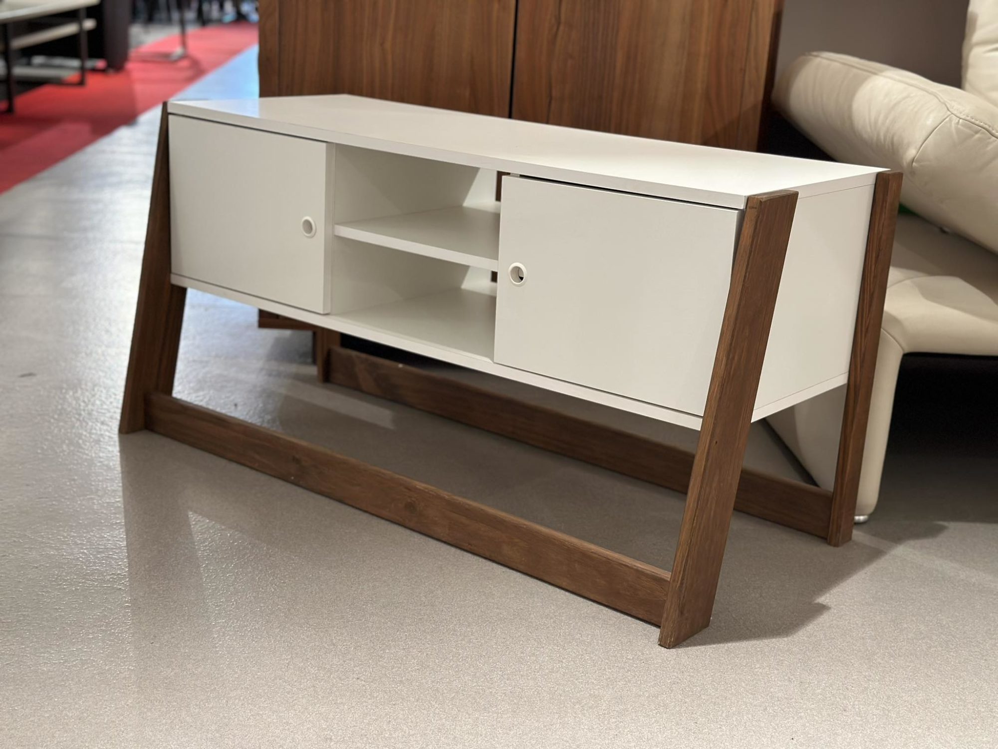 Meuble TV en bois "Crate & Barrel" - Image 2