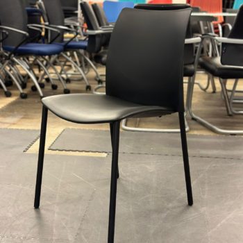Chaise en plastique noir