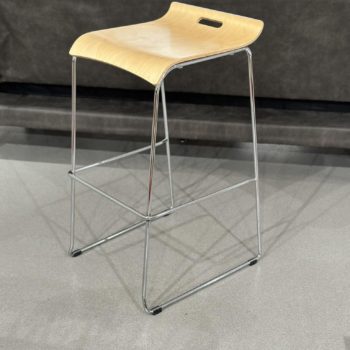 Tabourets de bar empilables (10 pièces disponibles)