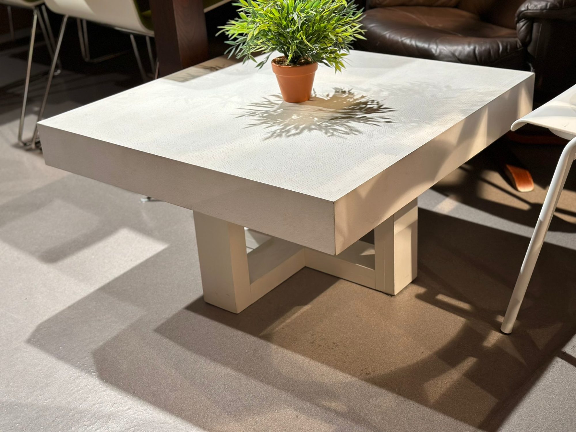 Table de salon carre design en bois - Image 2