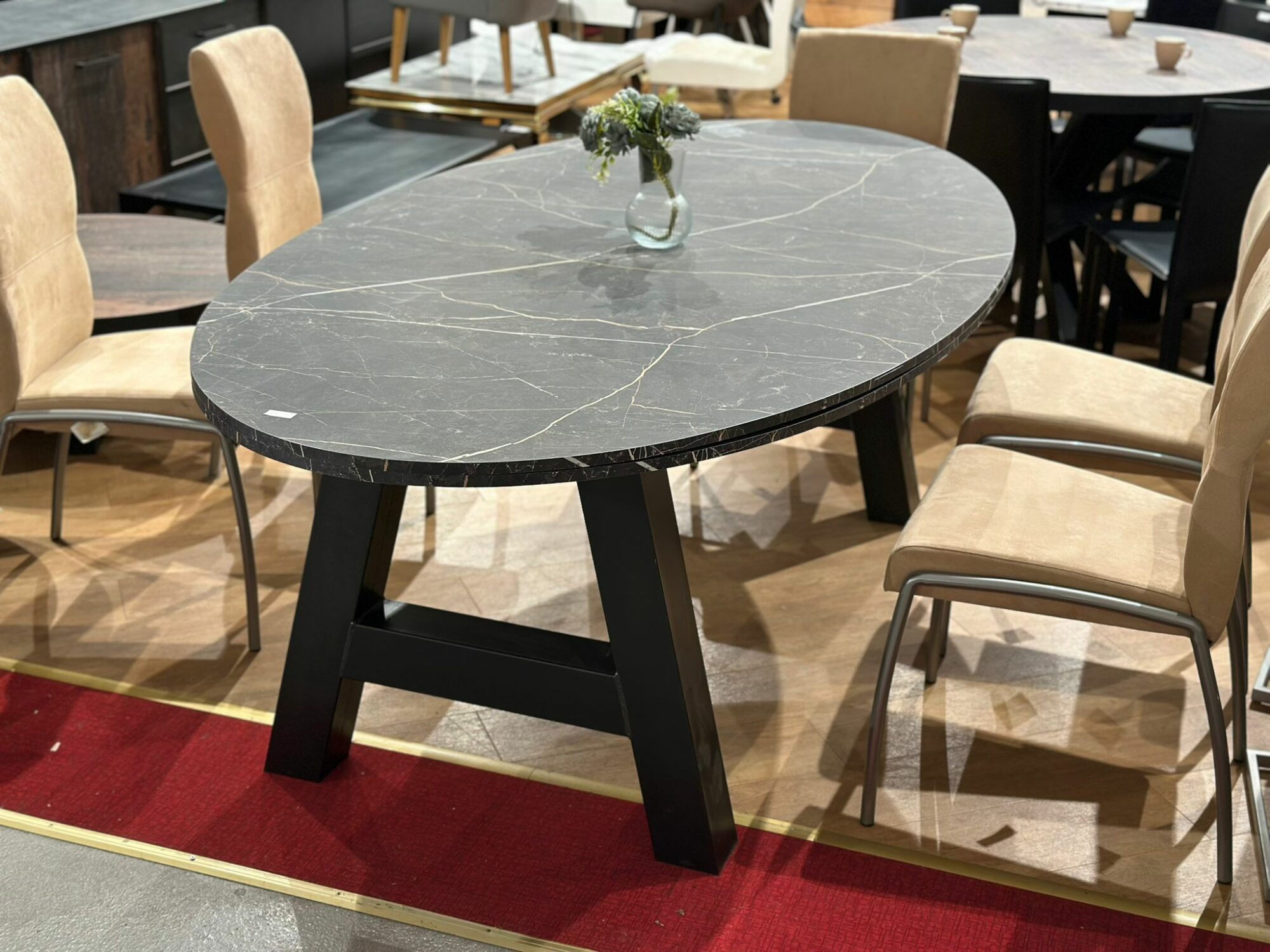 Table à manger ovale effet marbre noir - Image 3