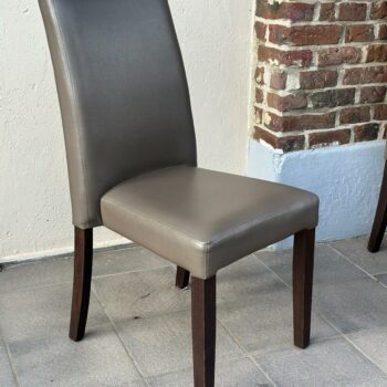 Chaises en cuir empilable (64 pièces disponibles)