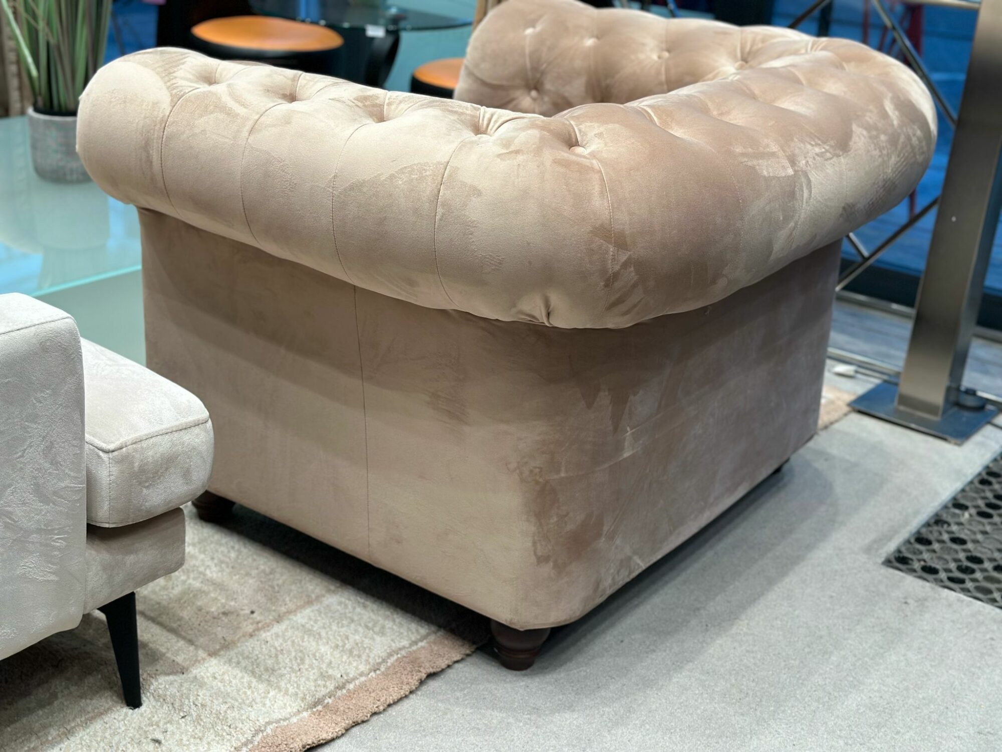 Fauteuil en velours style "Chesterfield" (2 pièces disponibles) - Image 2