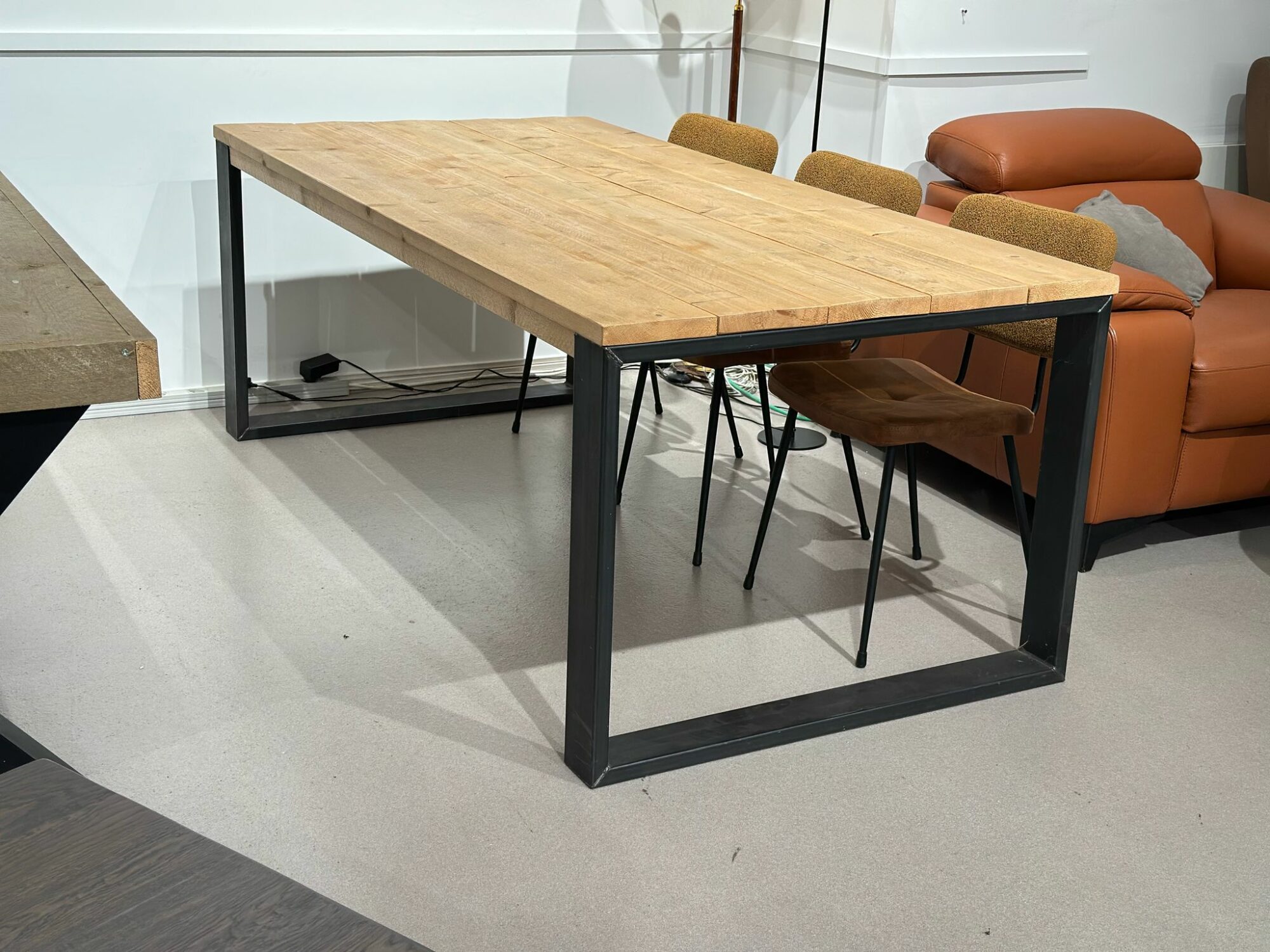 Table à manger style industriel - Image 2