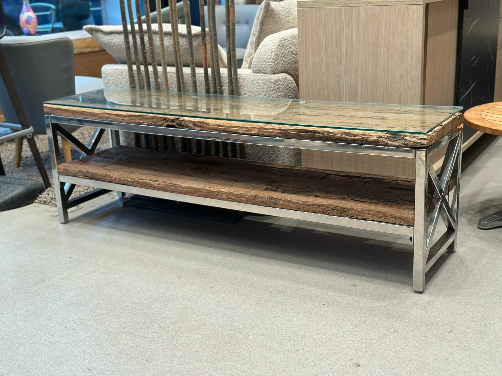 Meuble TV design en bois massif avec verre dessus - Image 3