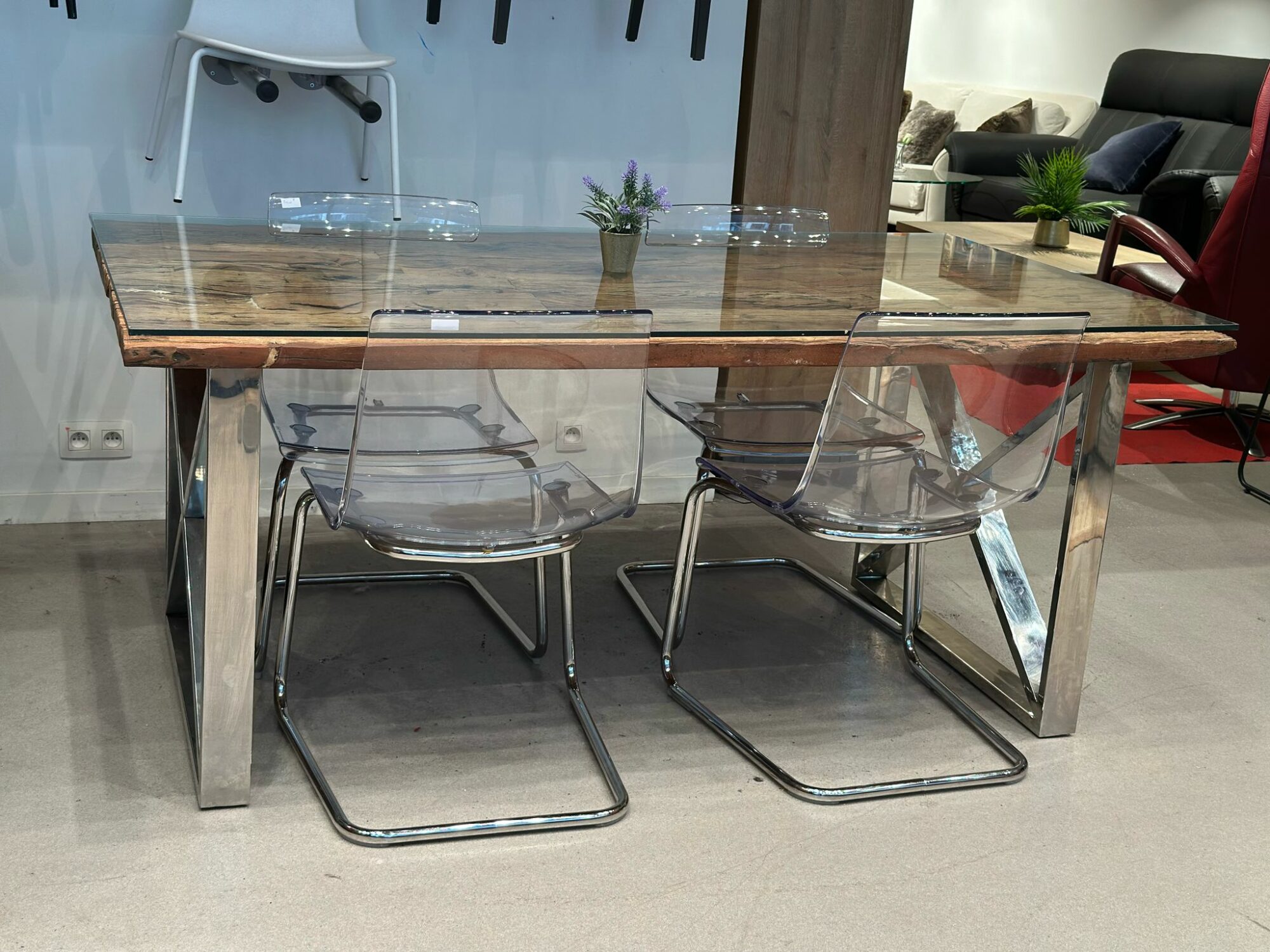 Table à manger design en bois massif avec verre dessus - Image 2