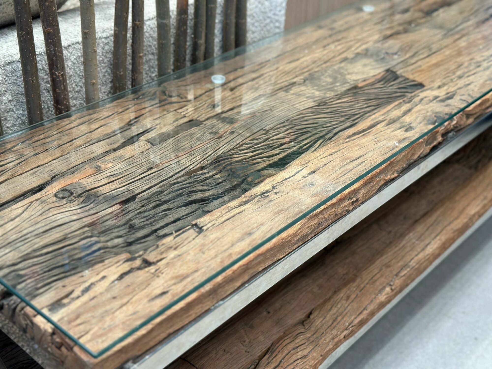 Meuble TV design en bois massif avec verre dessus - Image 2