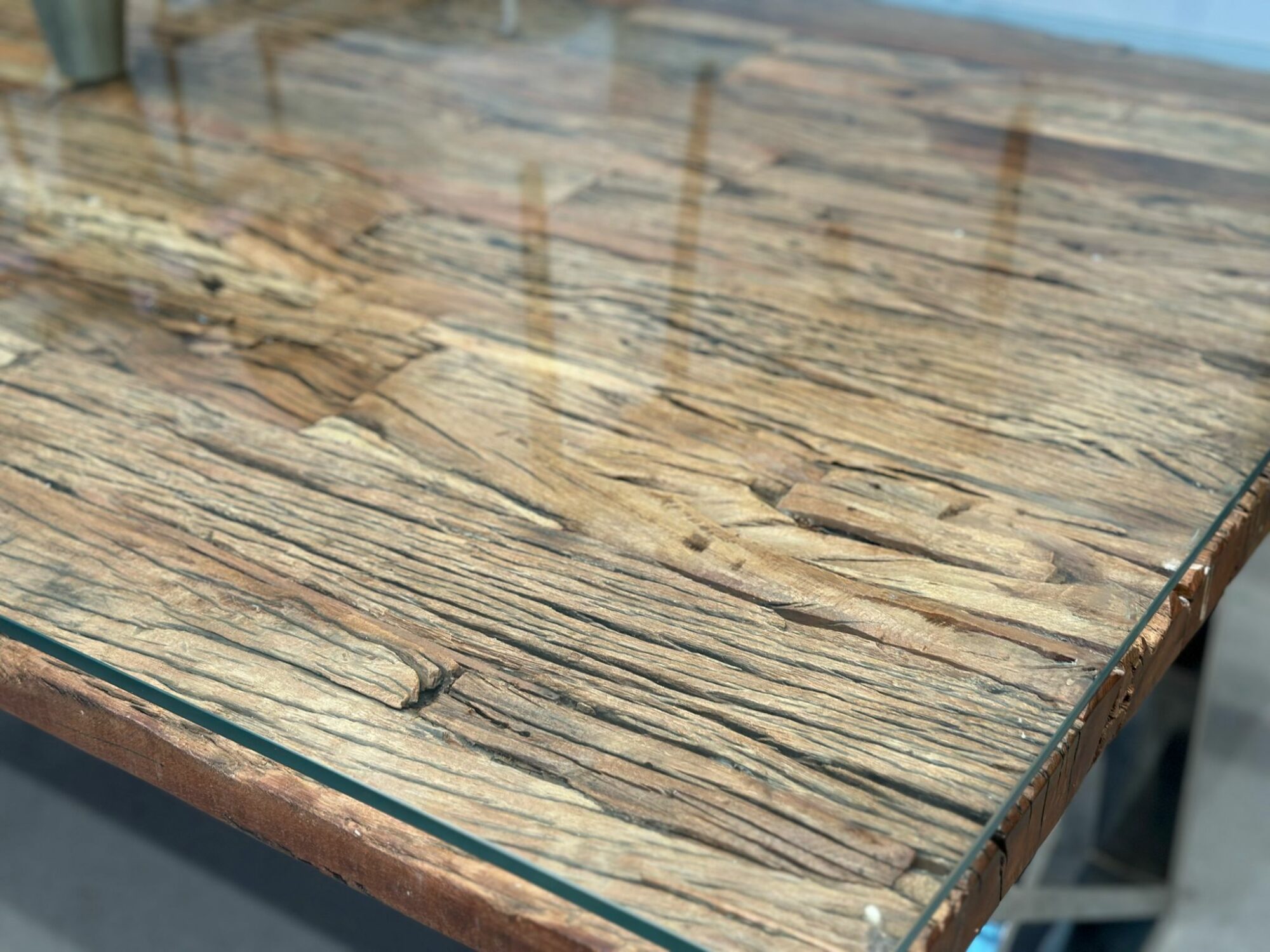 Table à manger design en bois massif avec verre dessus - Image 6