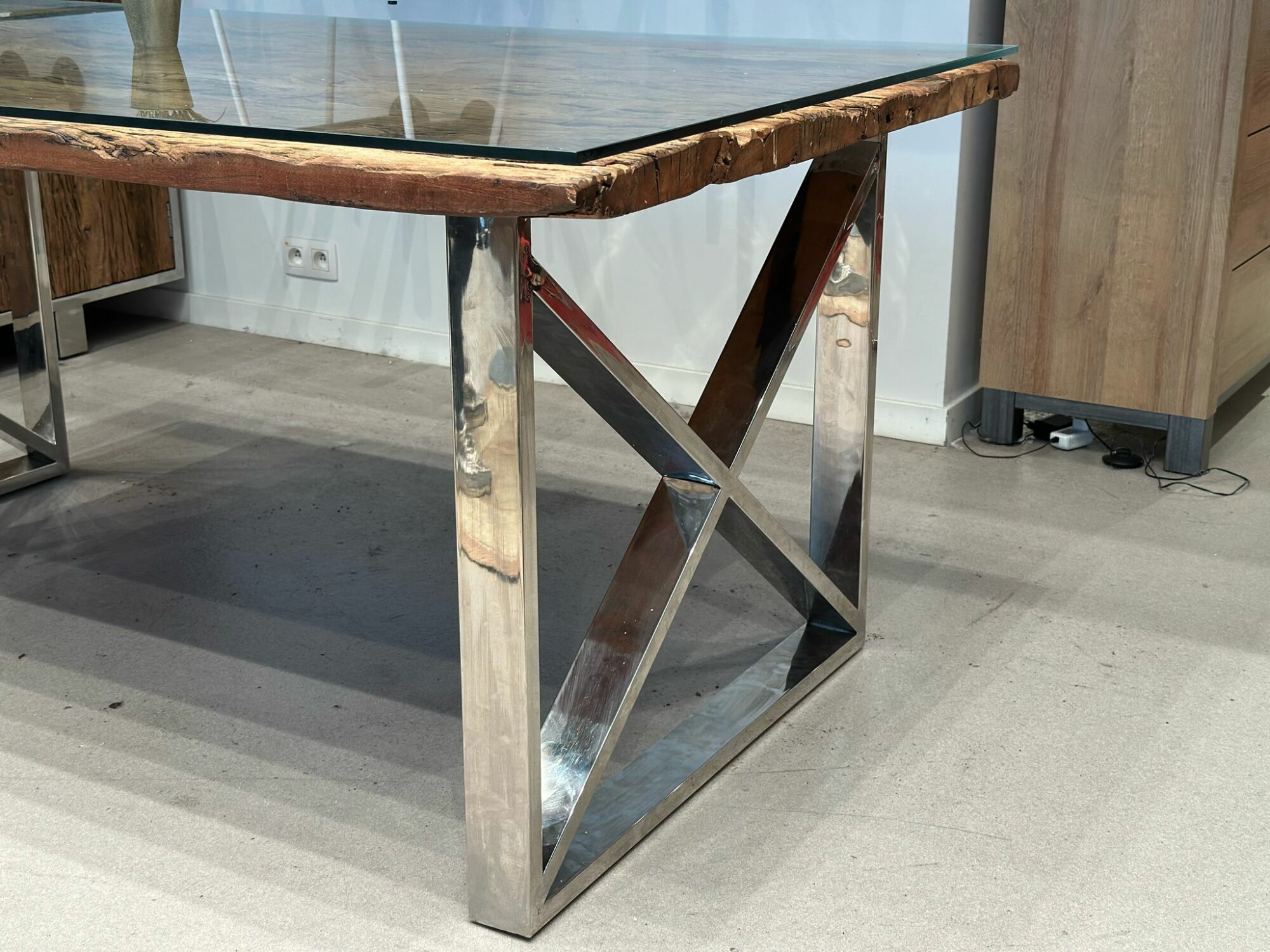 Table à manger design en bois massif avec verre dessus - Image 3