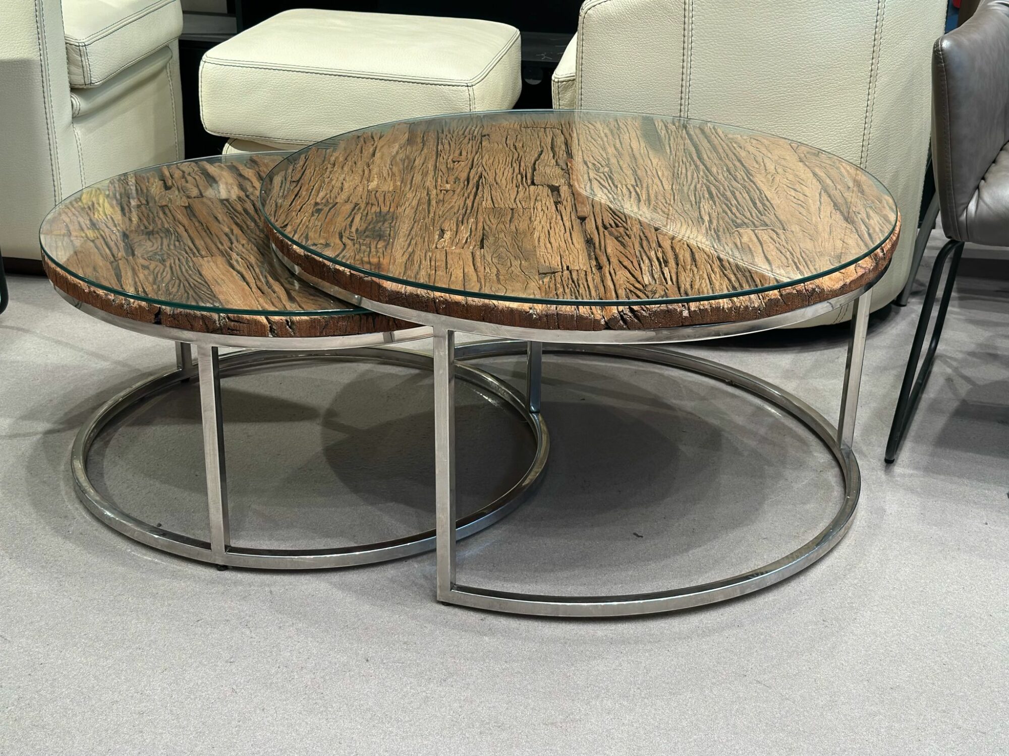 Tables gigognes en bois massif avec verre dessus - Image 3