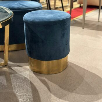 Pouf d'appoint en velours bleu (10 pièces disponibles)