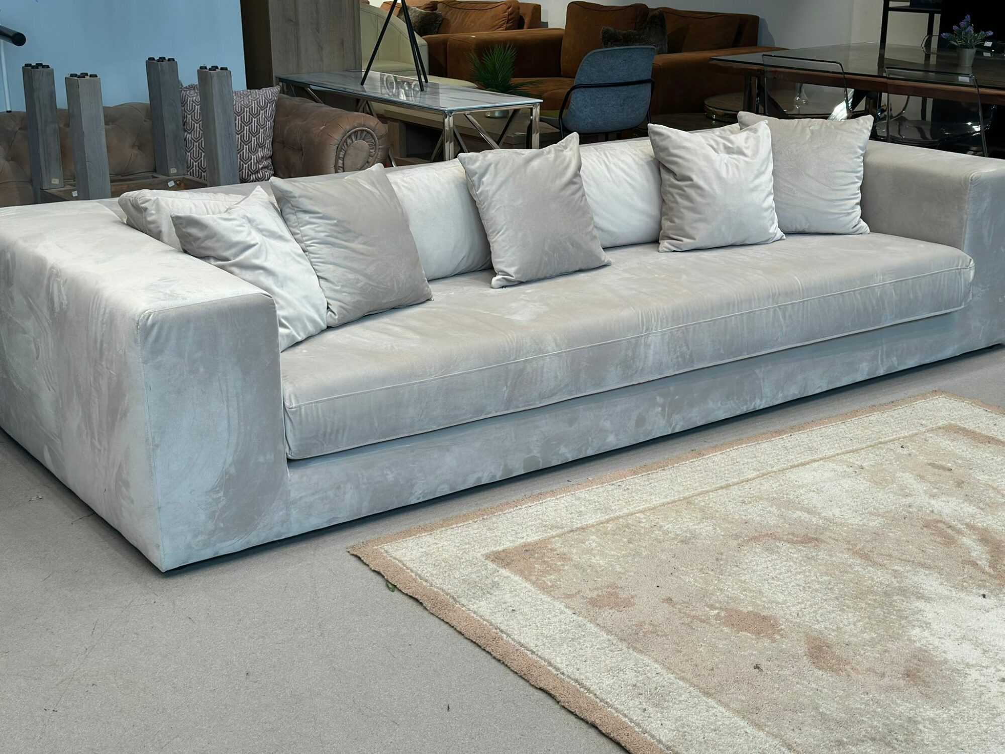 Canapé 4-5 places en velours beige - Image 3