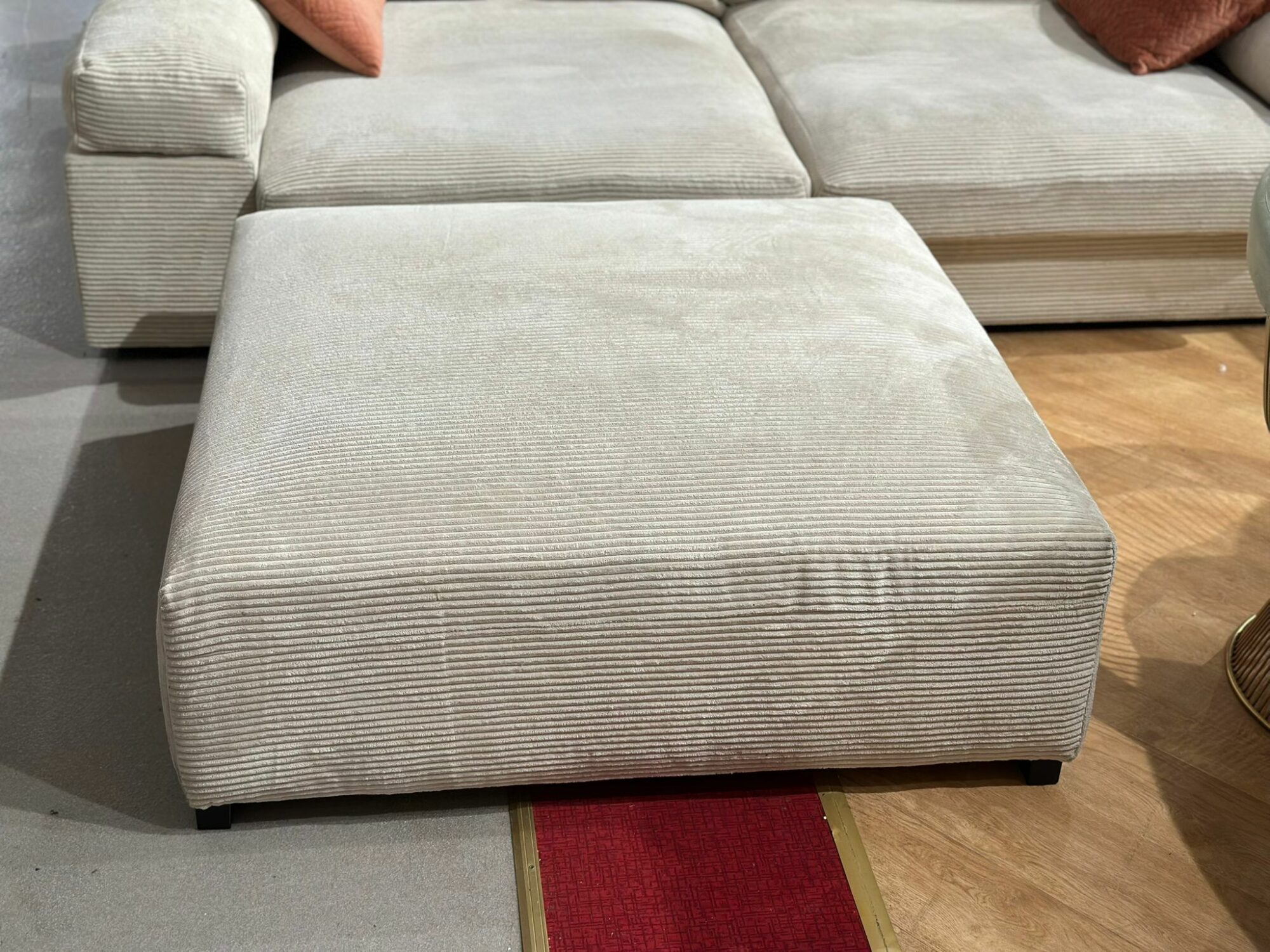 Pouf en velours côtelé - Image 2