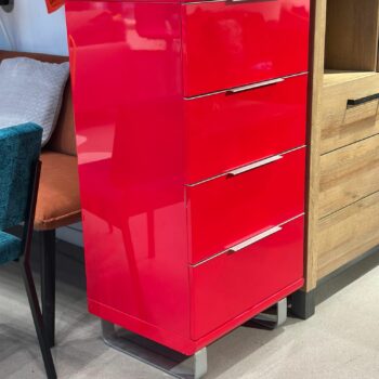 Commode laquée rouge