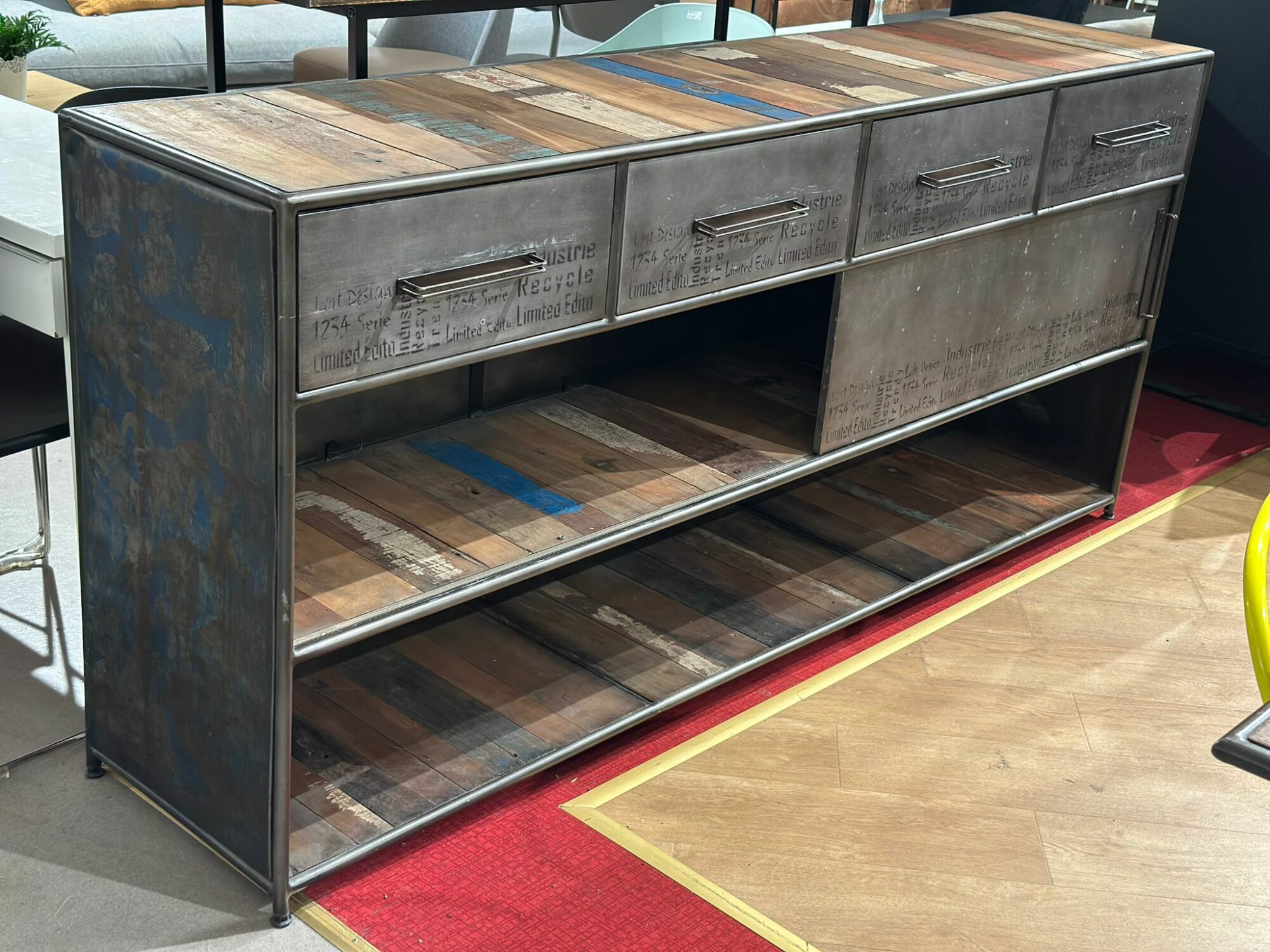 Buffet style industriel avec 4 tiroirs et porte coulissante - Image 3
