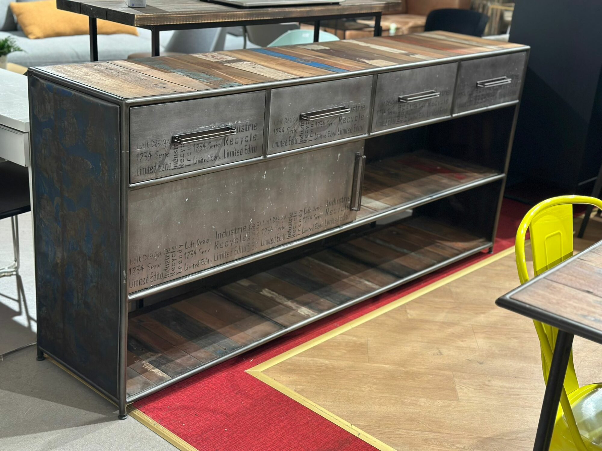 Buffet style industriel avec 4 tiroirs et porte coulissante - Image 4