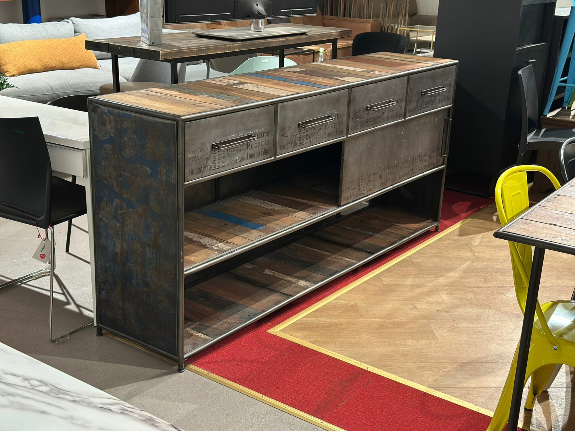 Buffet style industriel avec 4 tiroirs et porte coulissante