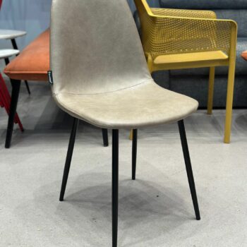 Chaises en similicuir (15 pièces disponibles)