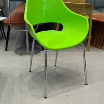 Chaises empilable (4 pièces disponibles)