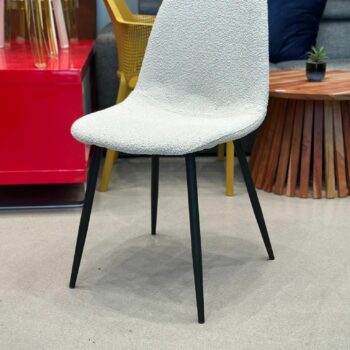 Chaise en tissu bouclé