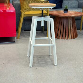 Tabourets de bar pivotant (3 pièces disponibles)