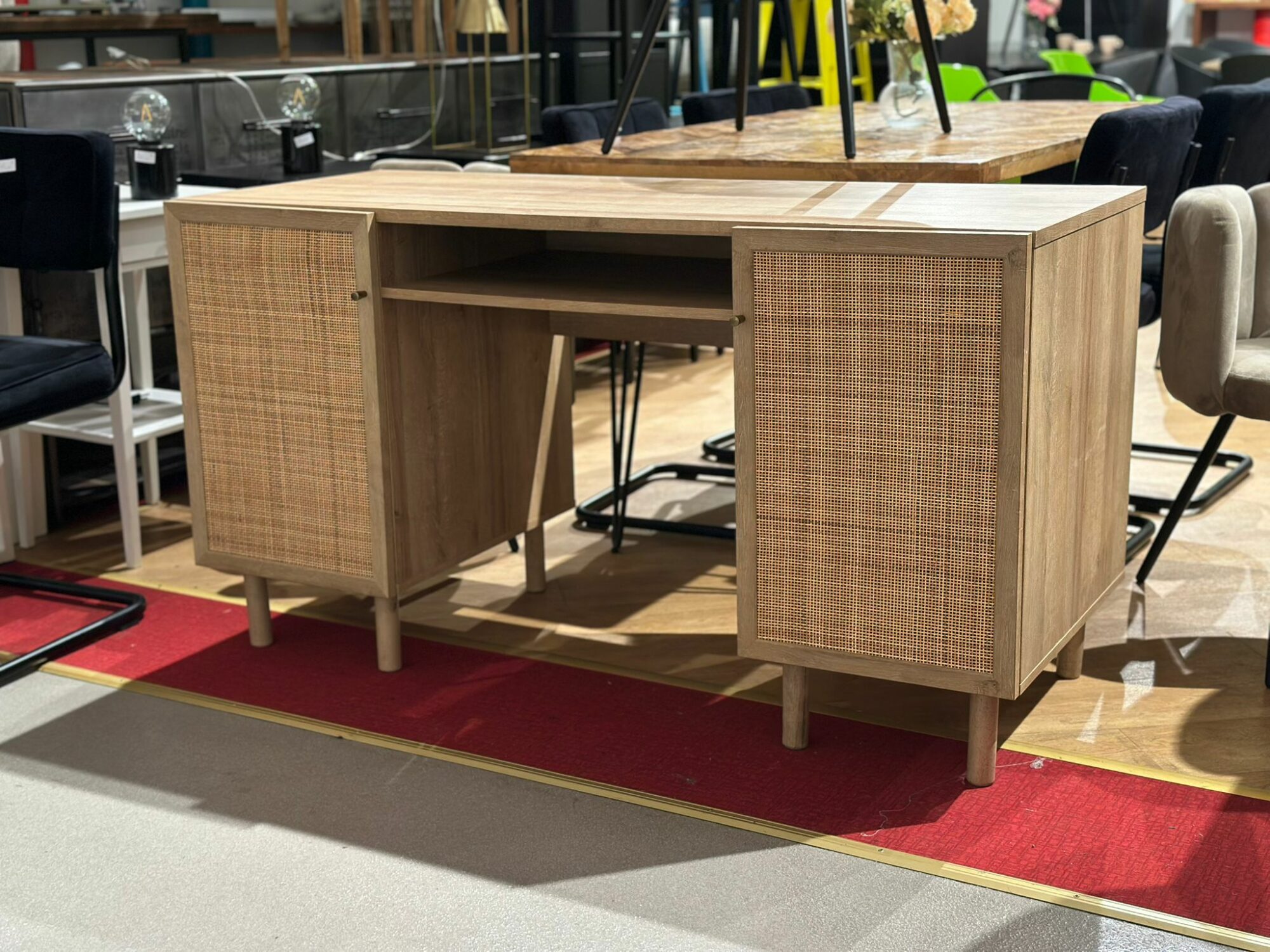 Bureau en bois et rotin - Image 2
