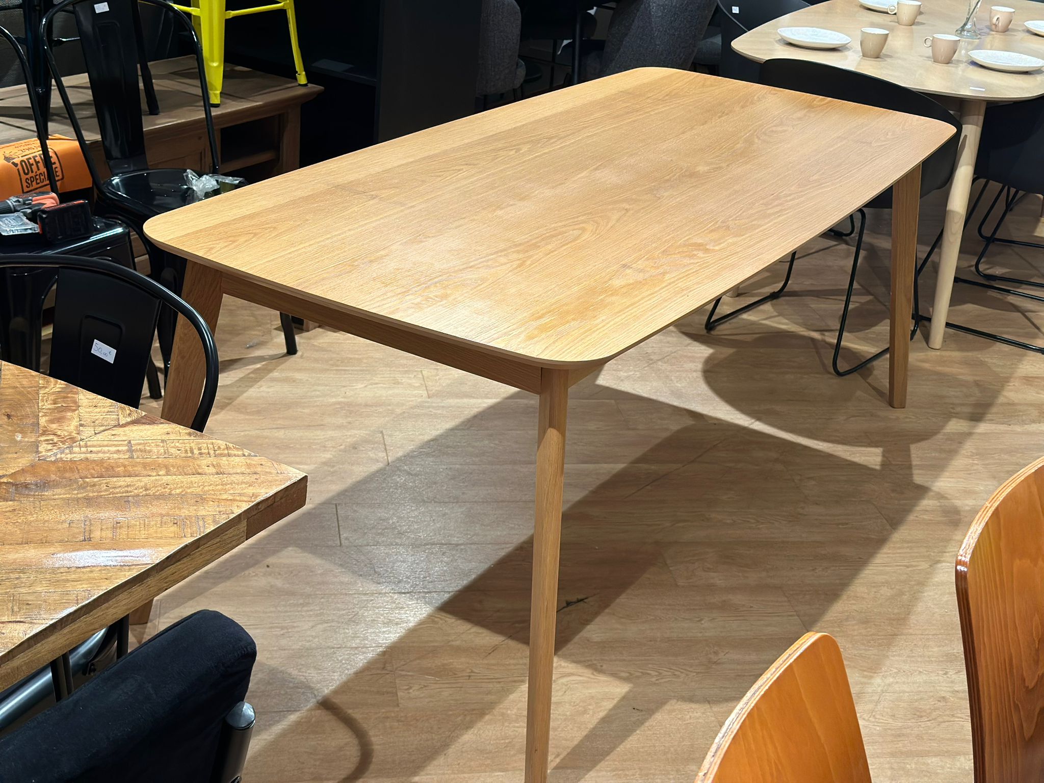 Table à manger en bois bord arrondi - Image 2