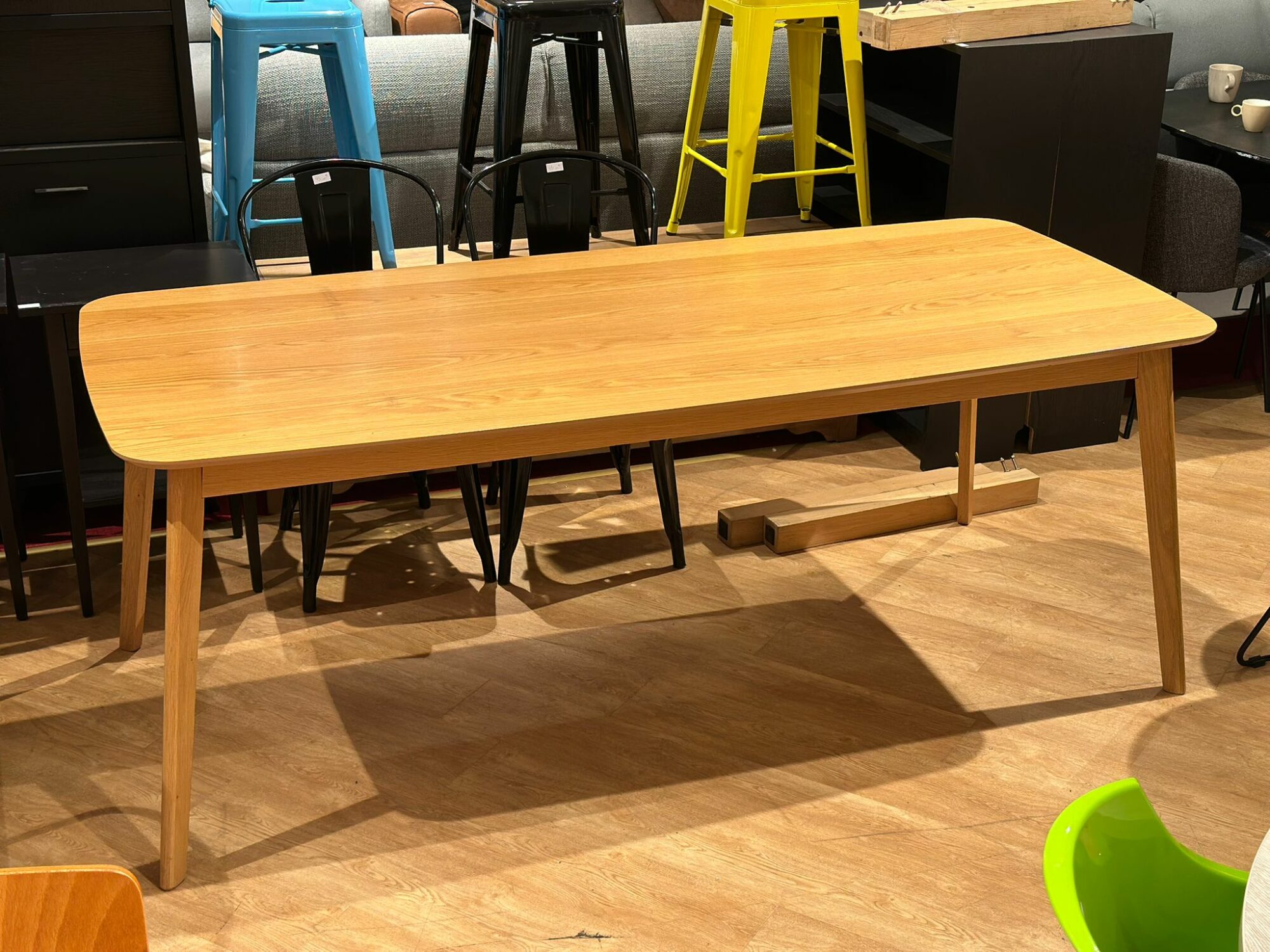 Table à manger en bois bord arrondi - Image 3