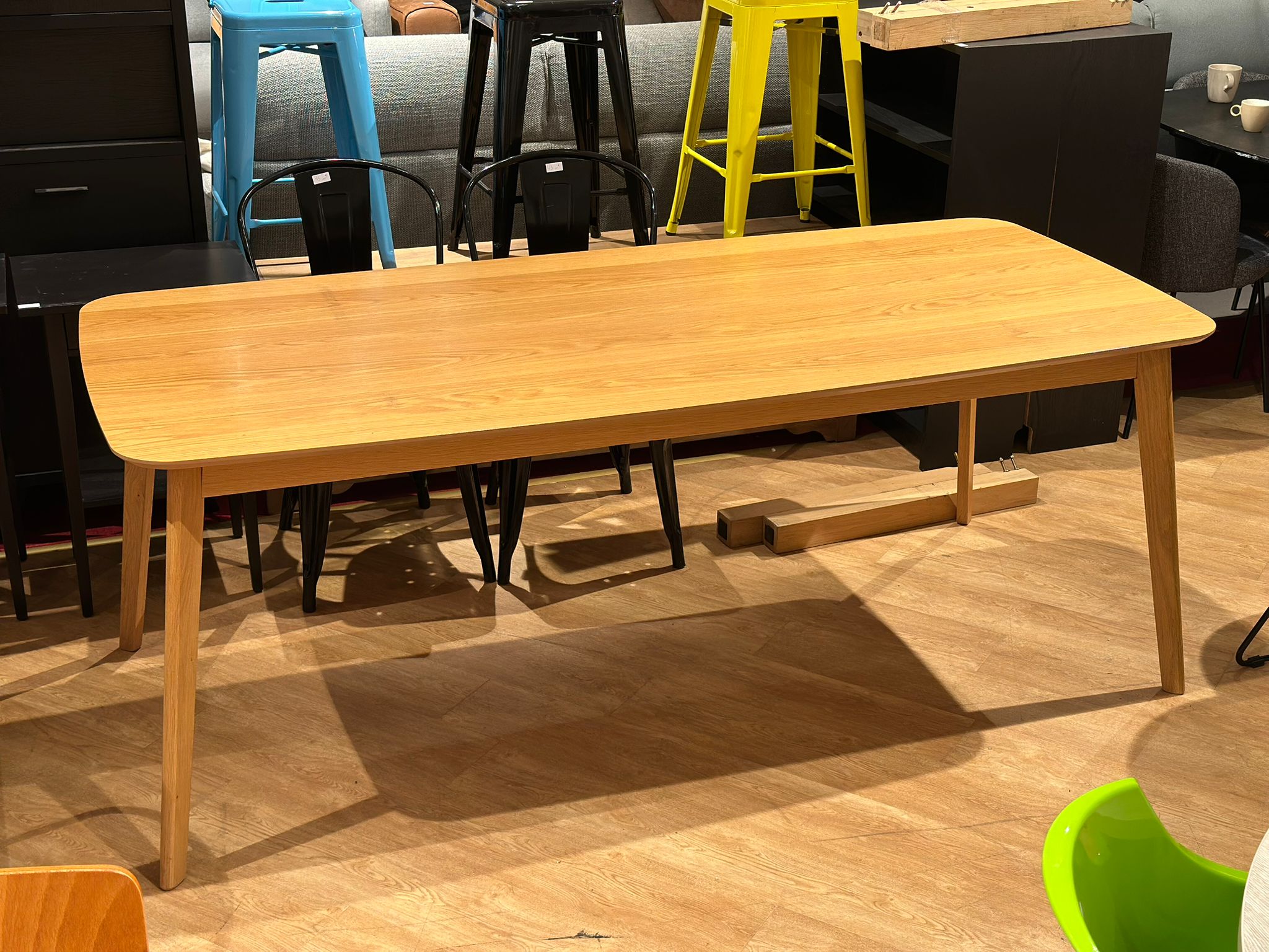 Table à manger en bois bord arrondi - Image 3