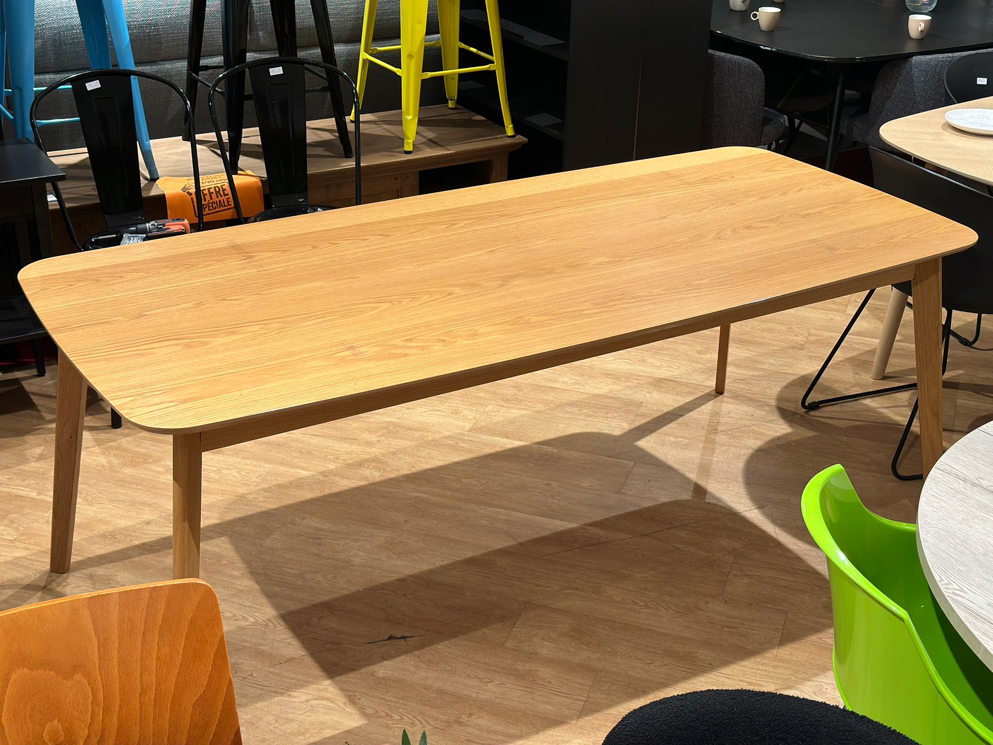 Table à manger en bois bord arrondi - Image 4