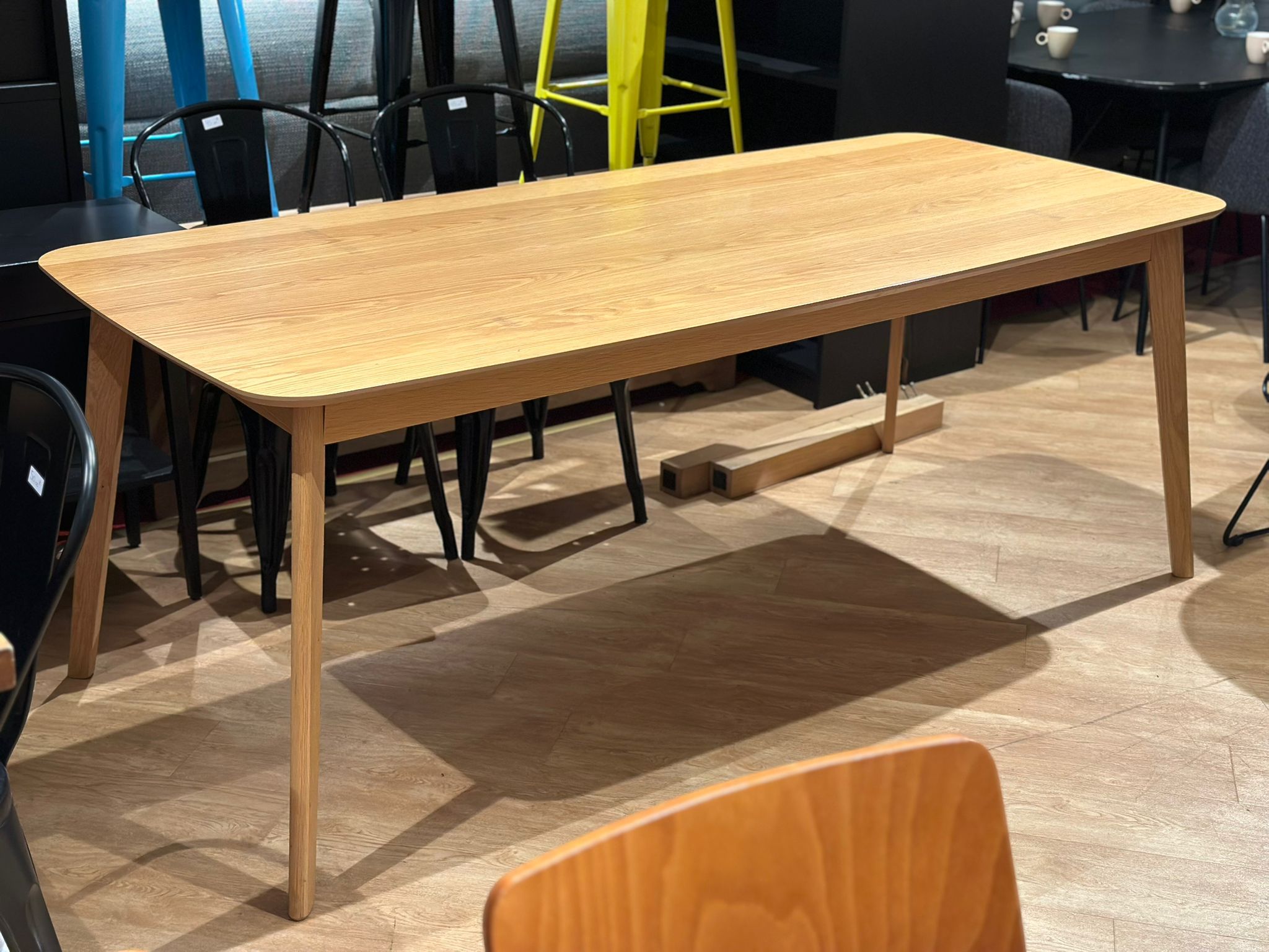 Table à manger en bois bord arrondi