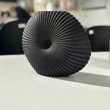 Vase noir surface striée