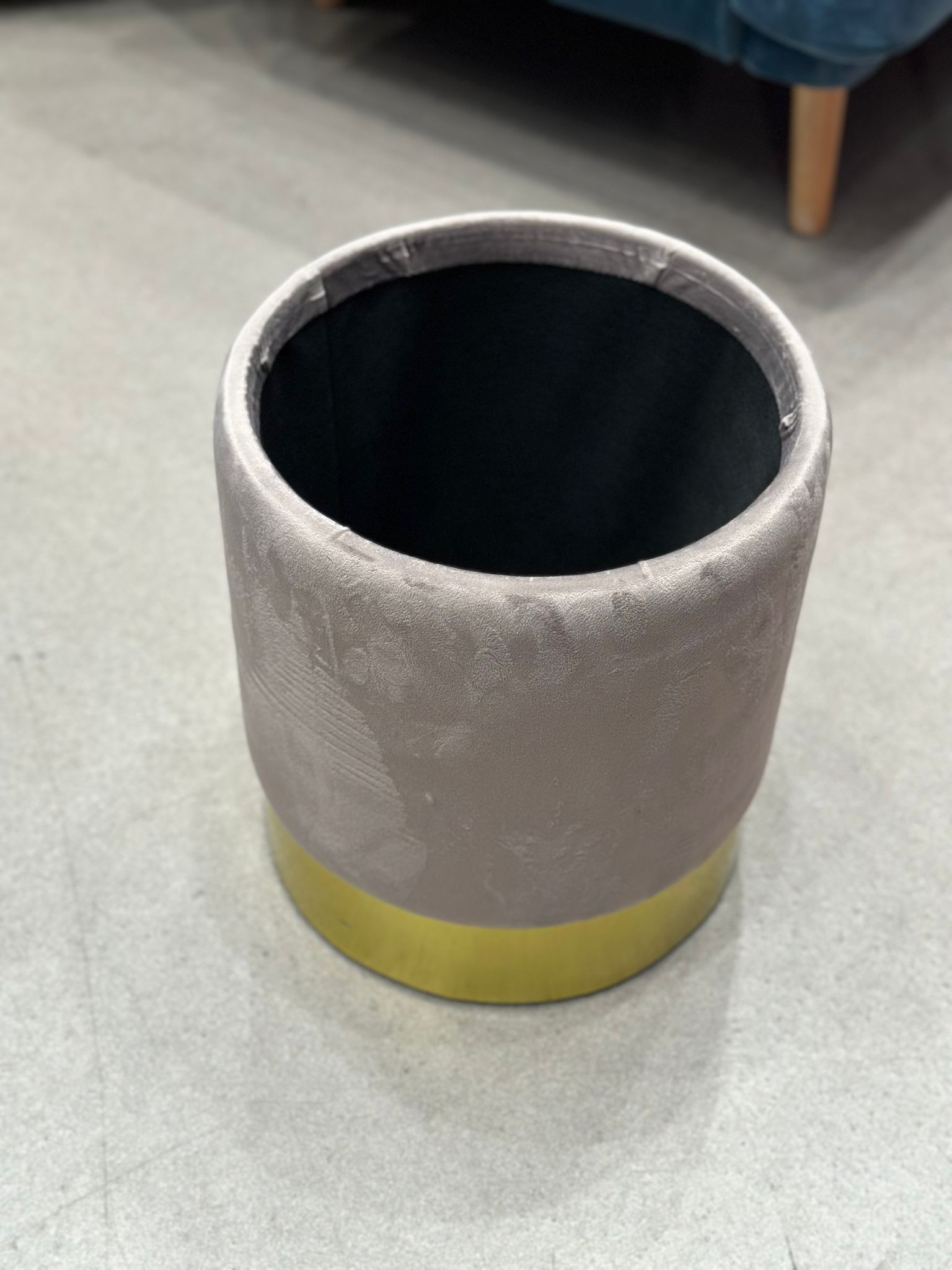 Pouf d'appoint en velours gris avec espace de rangement - Image 3