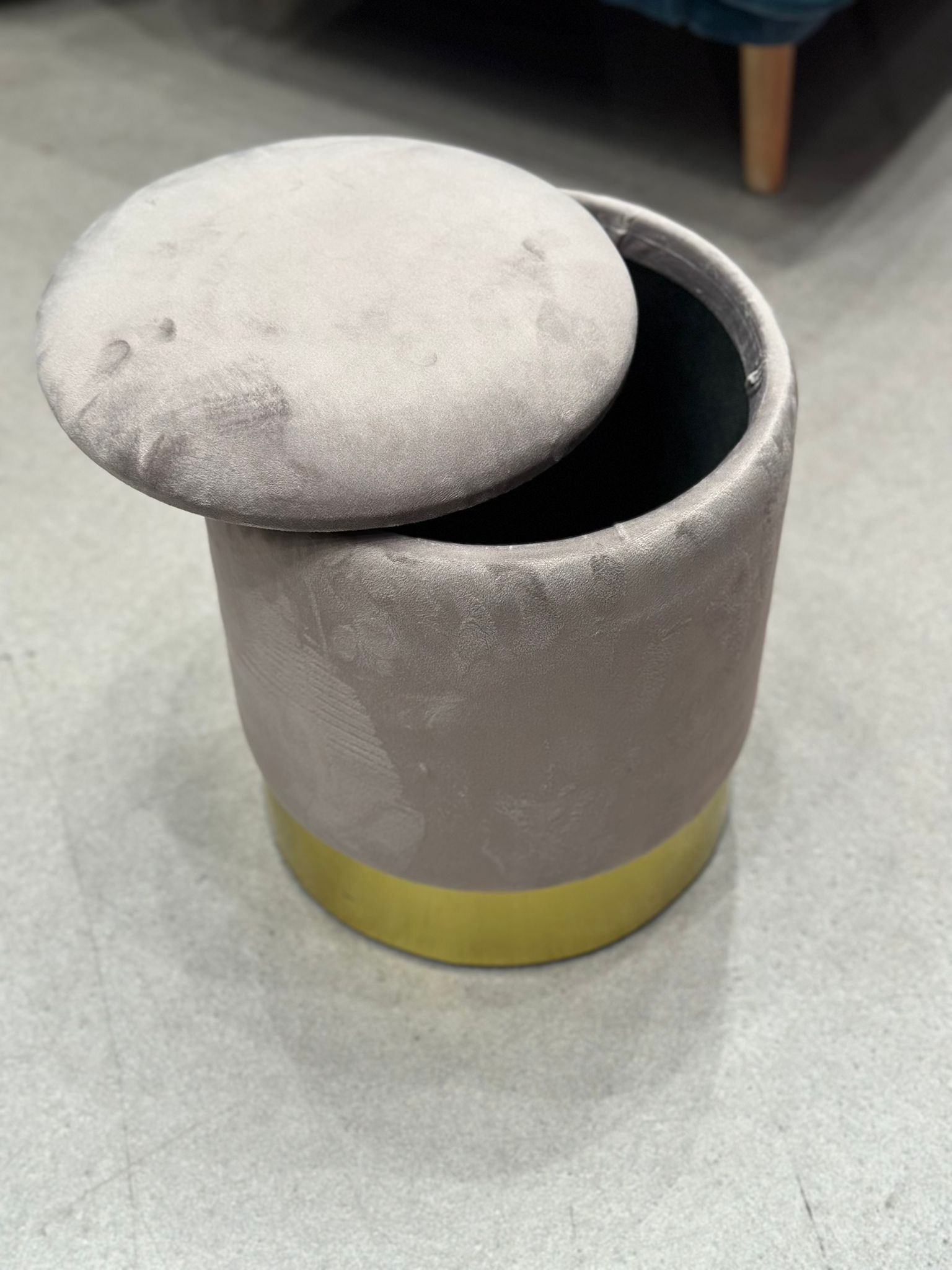 Pouf d'appoint en velours gris avec espace de rangement - Image 2