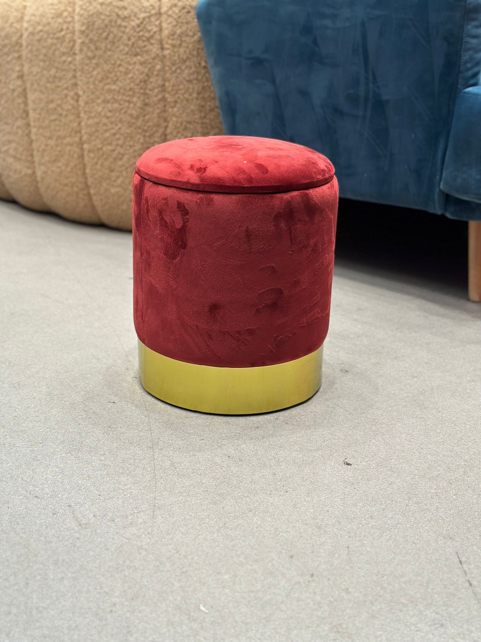 Pouf d'appoint en velours bordeaux avec espace de rangement