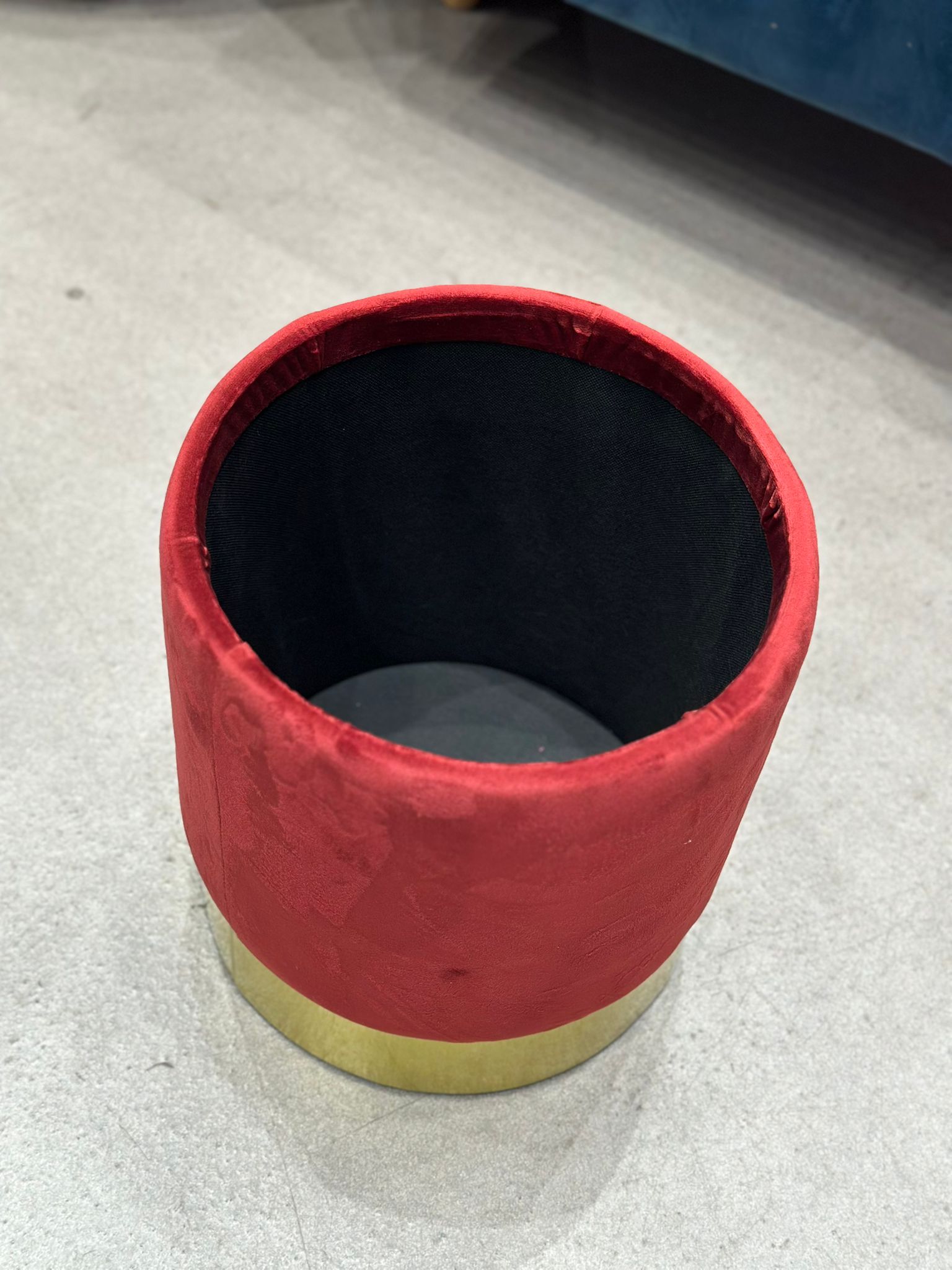 Pouf d'appoint en velours bordeaux avec espace de rangement - Image 3