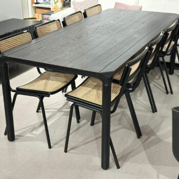 Table à manger en bois noir