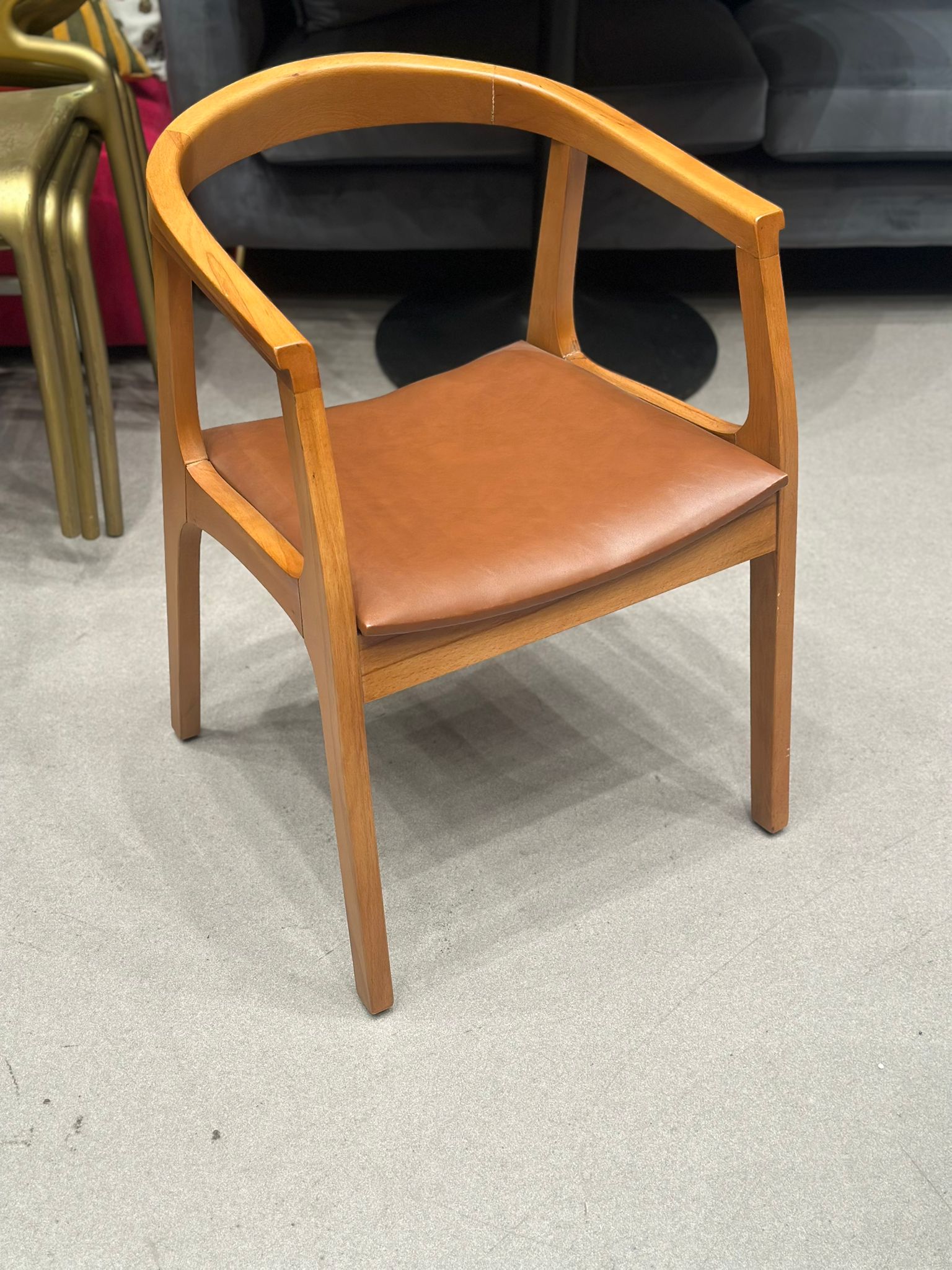 Chaise design en bois dossier arrondi et assise en cuir (2 pièces disponibles) - Image 3