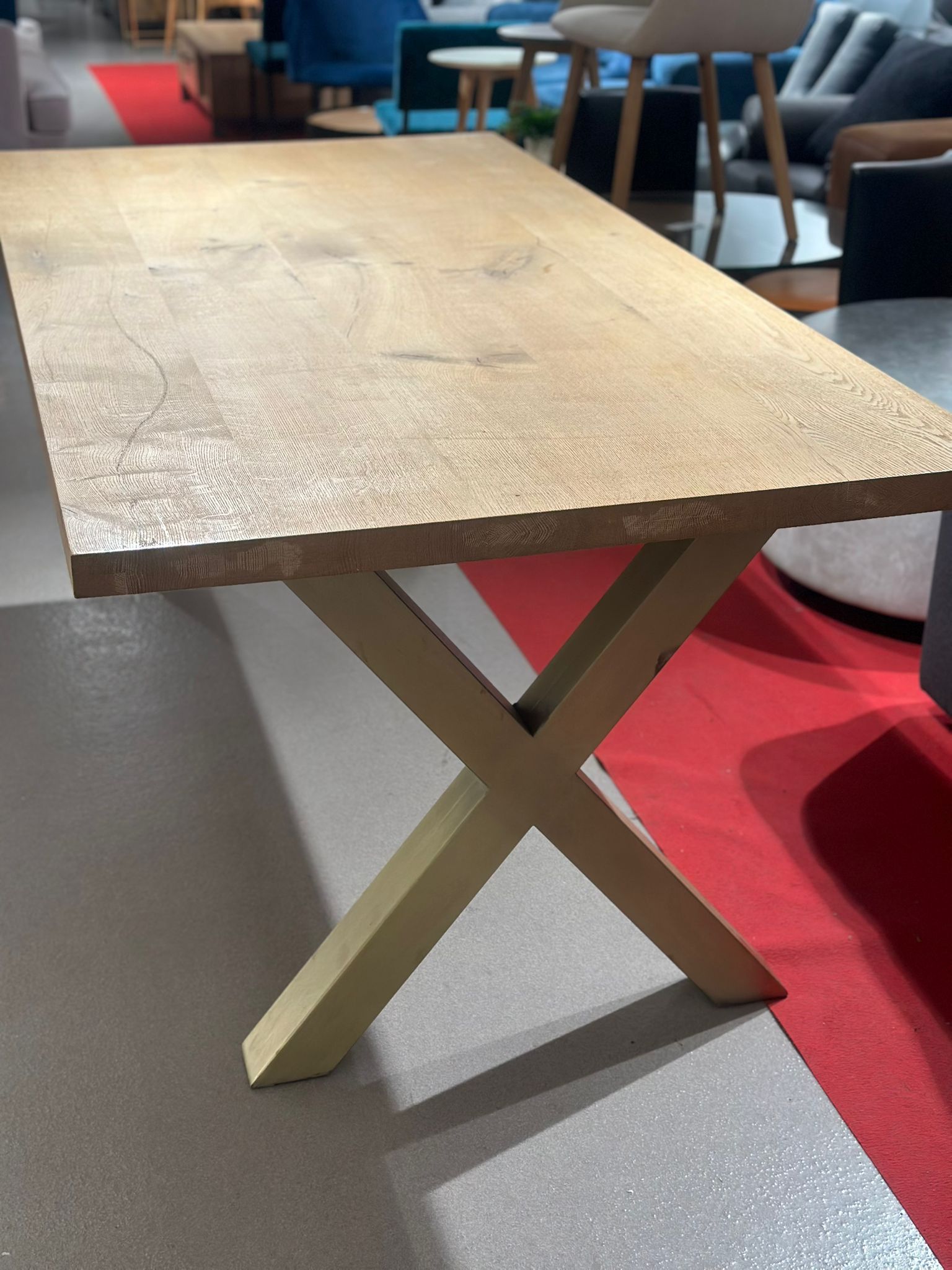 Table à manger en bois massif pied croix dorée - Image 4