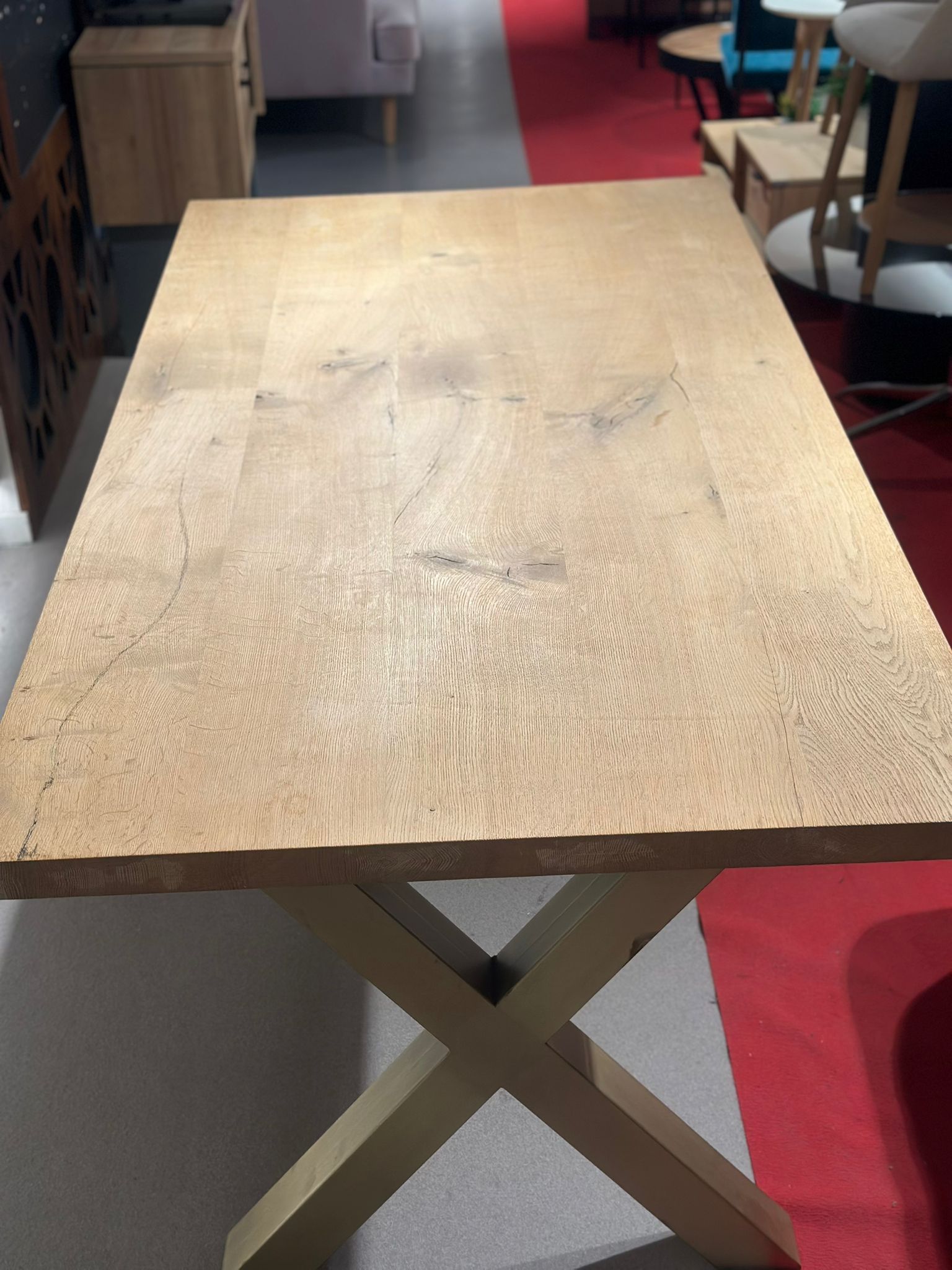 Table à manger en bois massif pied croix dorée - Image 3