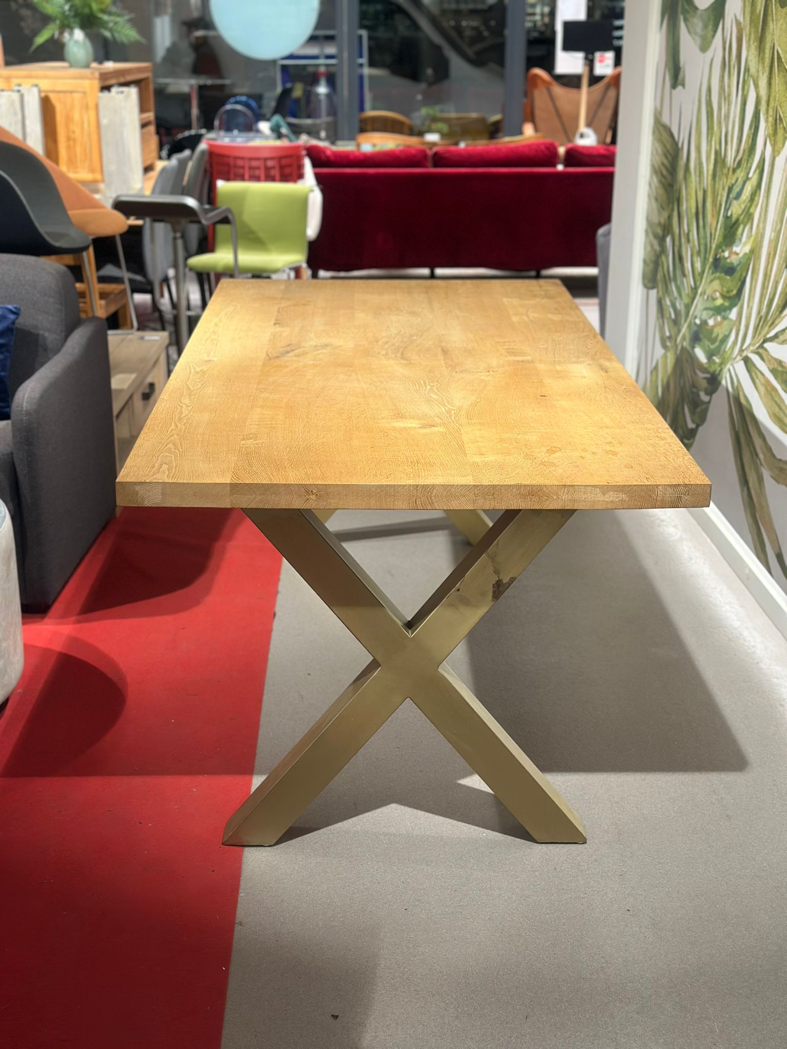 Table à manger en bois massif pied croix dorée - Image 2