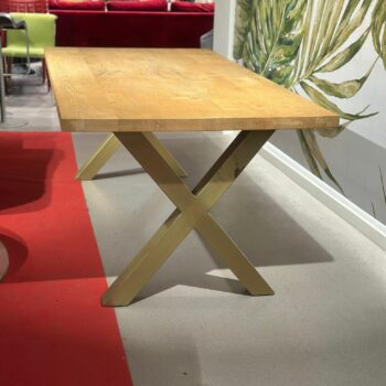 Table à manger en bois massif pied croix dorée