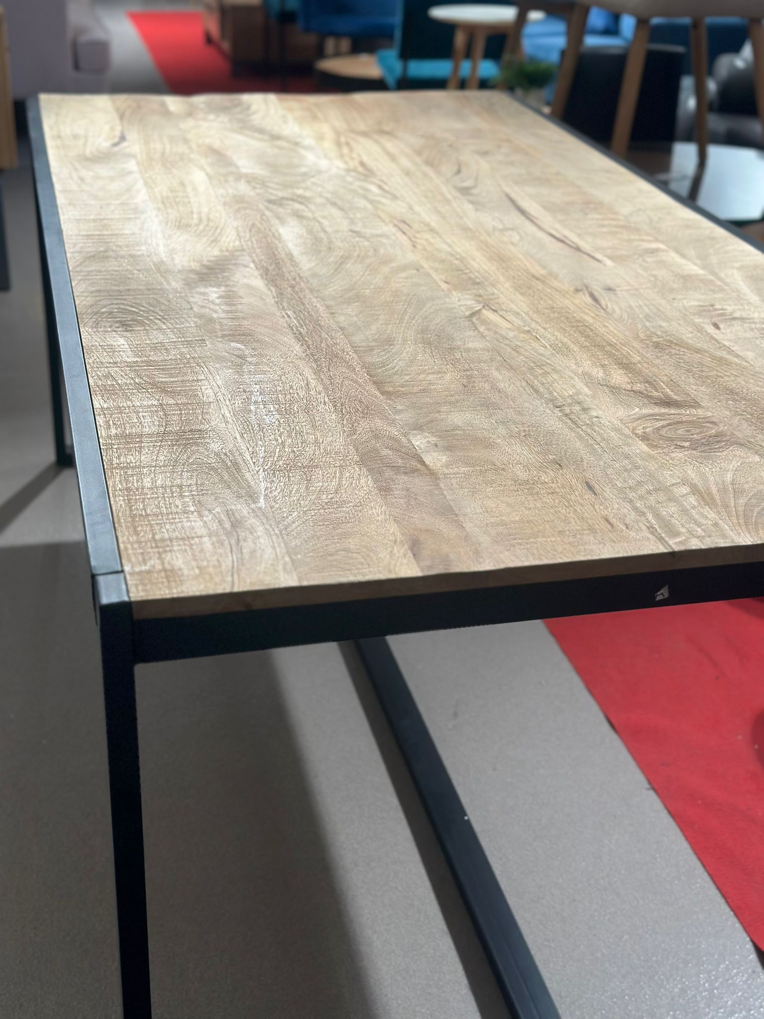 Table à manger style industriel en bois - Image 4