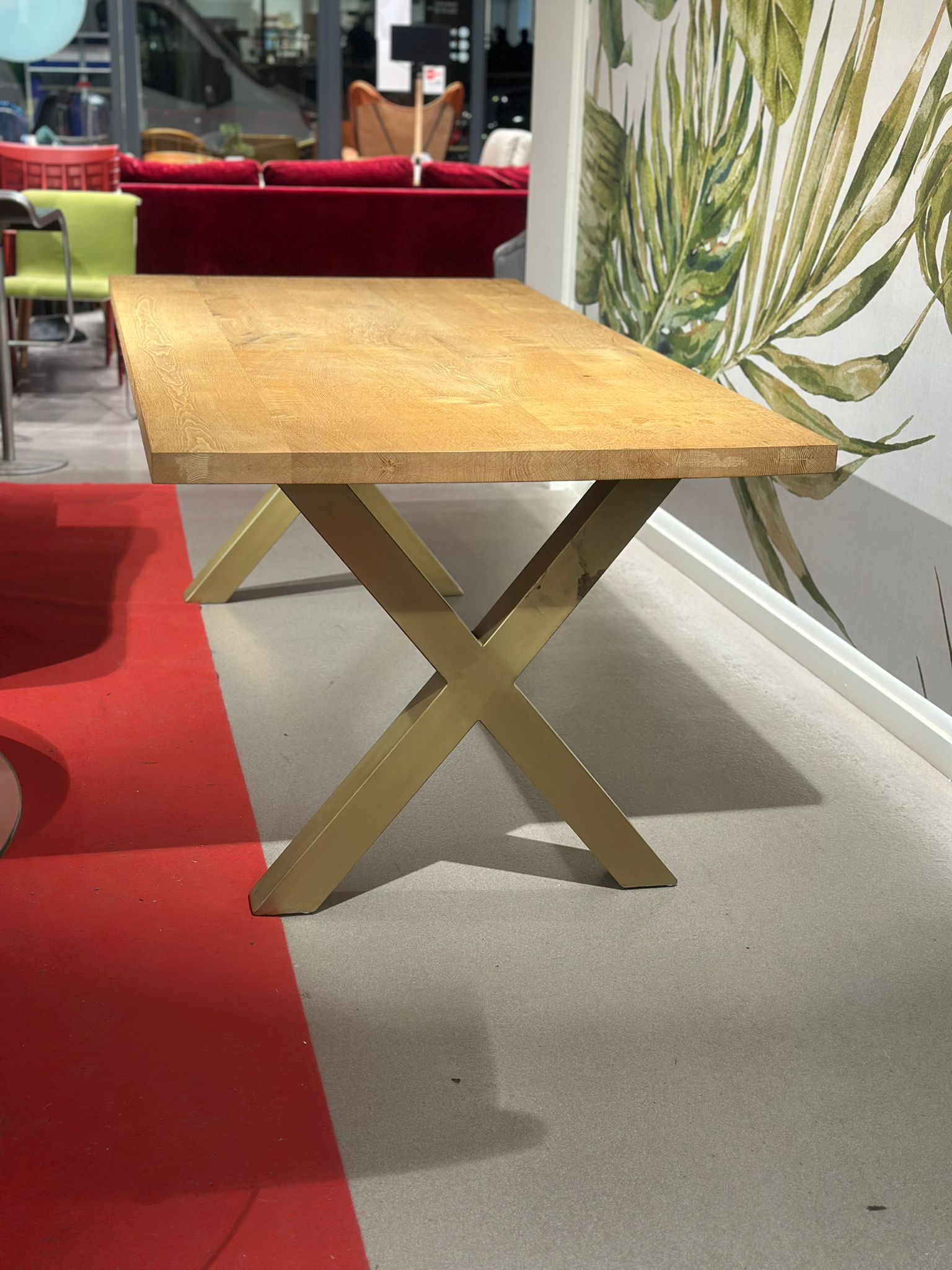 Table à manger en bois massif pied croix dorée