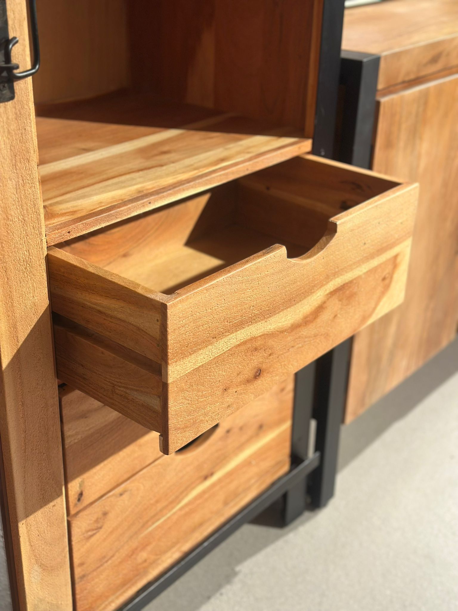 Vaisselier/Vitrine style industriel avec porte coulissante - Image 3