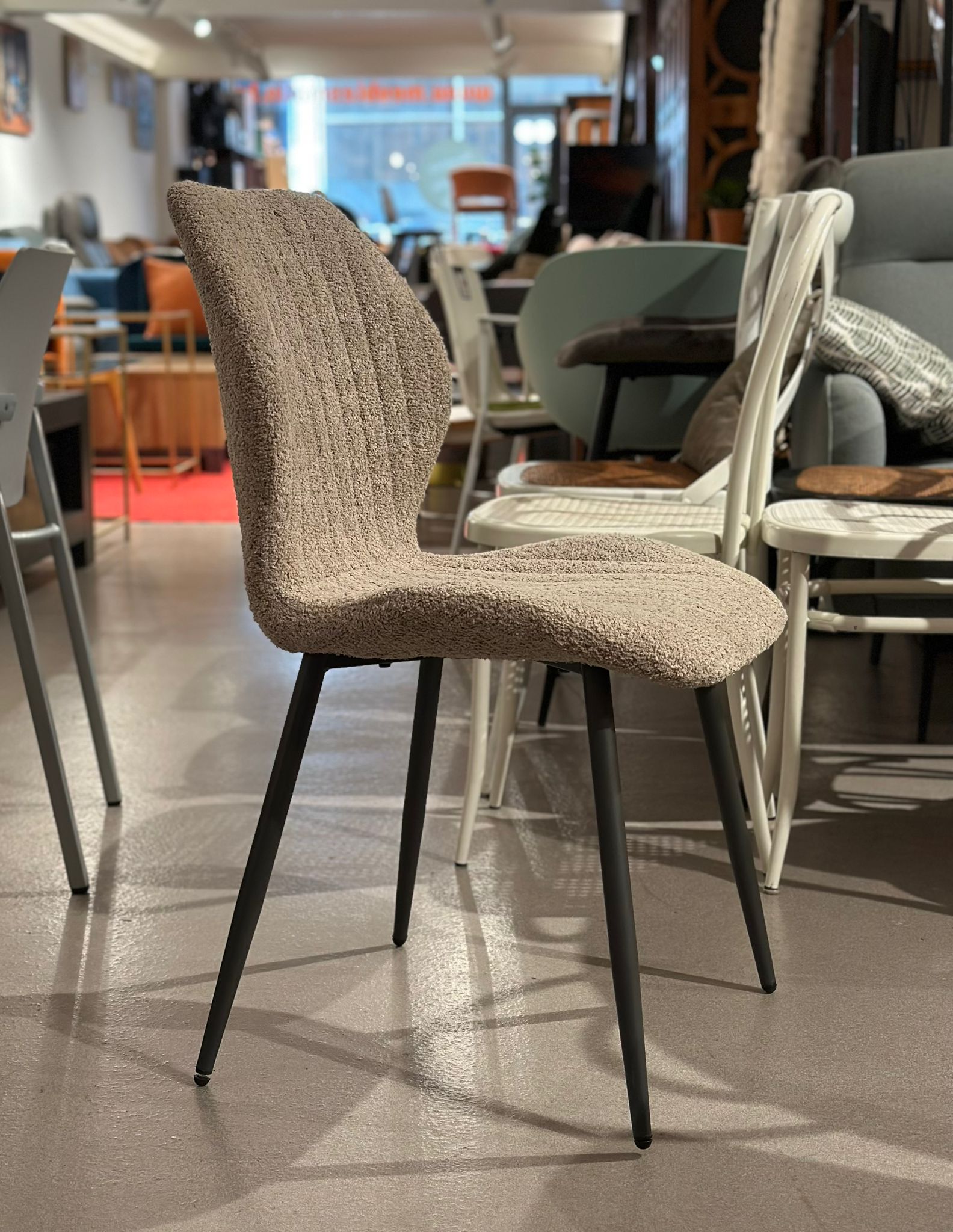 2x Chaises salle à manger tissu bouclé taupe - Image 2