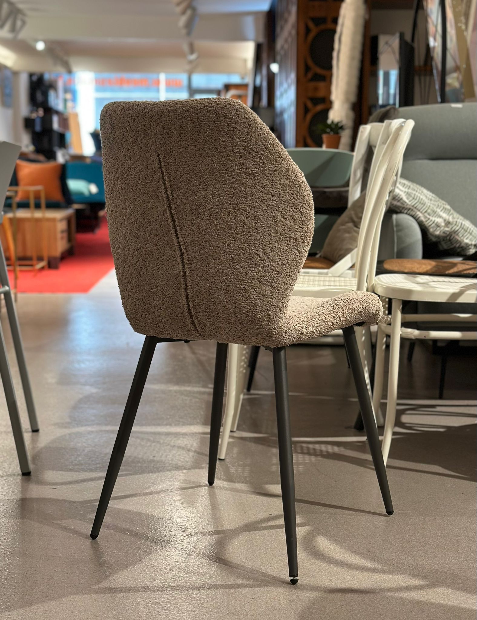 2x Chaises salle à manger tissu bouclé taupe - Image 3