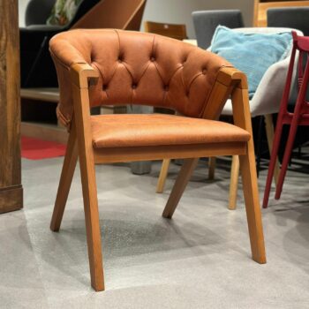 Chaise en bois rembourrée style capitonnée