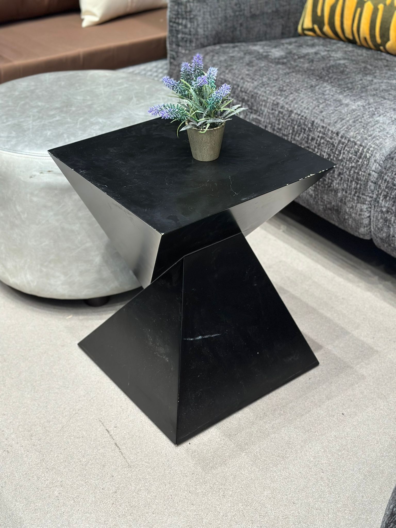 Table d'appoint design - Image 2