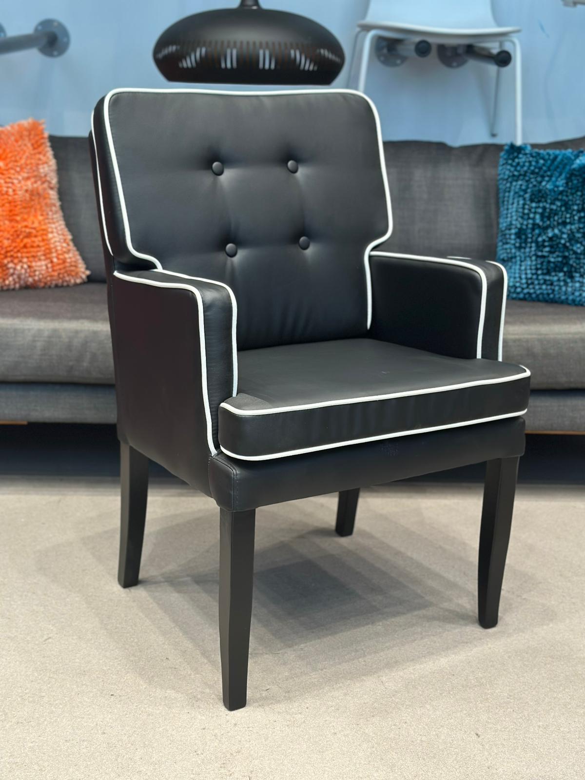 Chaise/Fauteuil noir capitonnée